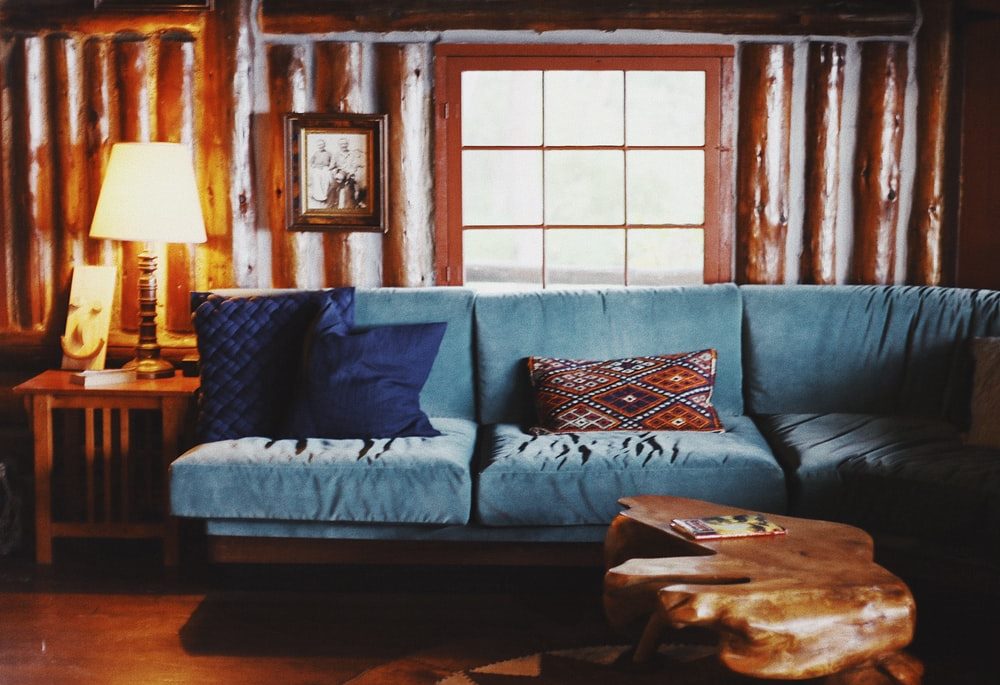 Темный оттенок коричневого создает ощущение уюта, которое подчеркивается мягкими очертаниями дивана.
